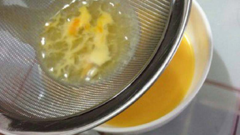 【秋葵鲍鱼蒸鸡蛋羹】,鸡蛋液至少过筛1次。