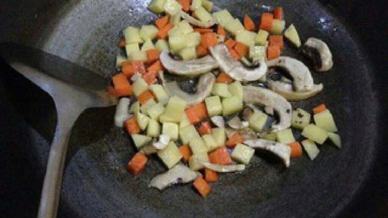 【咖喱土豆虾仁】鲜美爽口,锅内热油，加入土豆丁，胡萝卜丁和蘑菇炒2分钟。