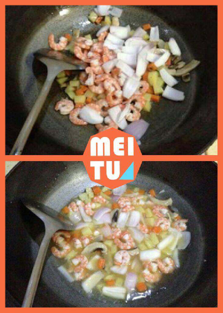 【咖喱土豆虾仁】鲜美爽口,加入虾仁和洋葱炒1分钟。兑水。