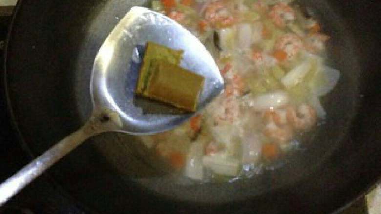 【咖喱土豆虾仁】鲜美爽口, 加入2块<a style='color:red;display:inline-block;' href='/shicai/ 693'>咖喱</a>，不断翻炒，防止粘锅。