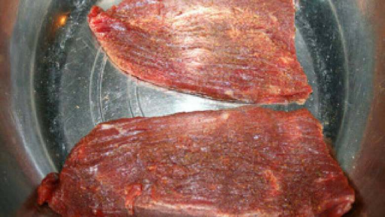 黑胡椒牛排意大利面, 拍打好的牛肉,用盐和胡椒粉<a style='color:red;display:inline-block;' href='/shicai/ 718'>料酒</a>腌制20分钟。