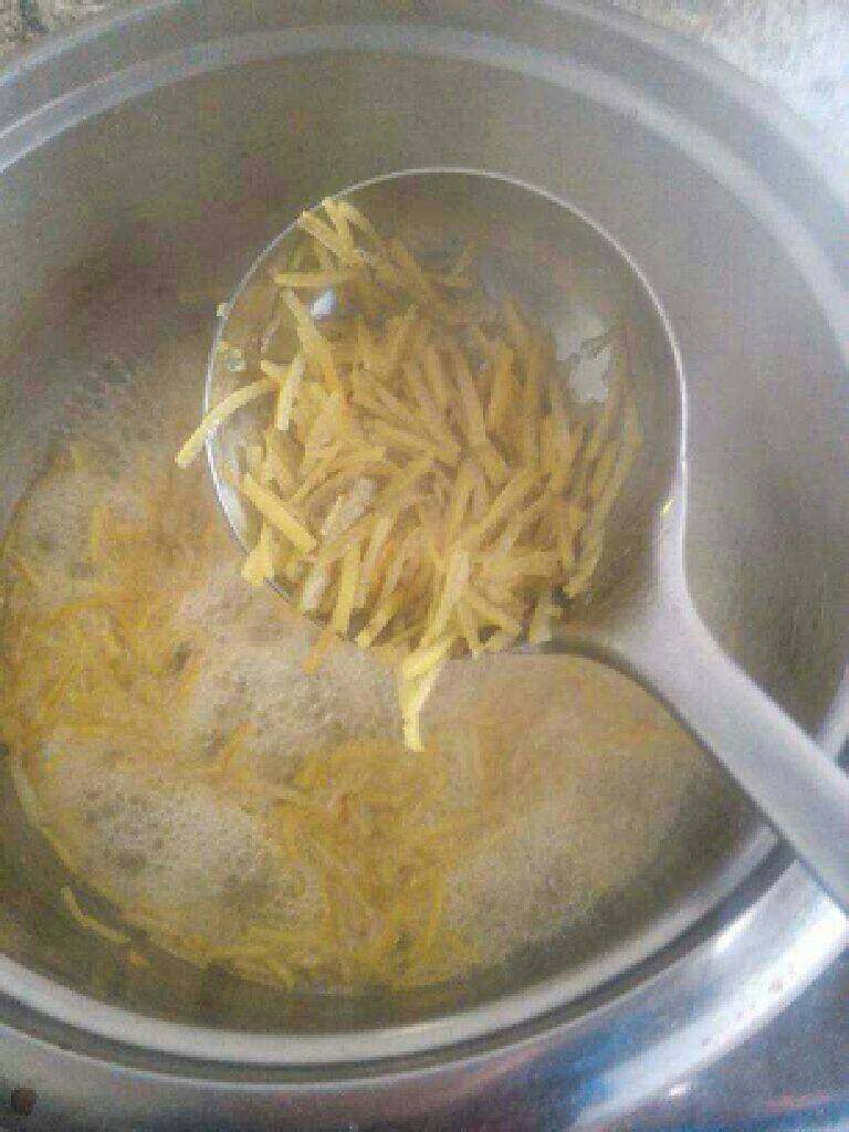 黄金果酱(果茶),倒入果皮丝熬20分钟,直到果皮丝软化