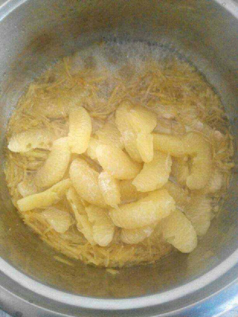 黄金果酱(果茶),再放入果肉小火熬30分钟