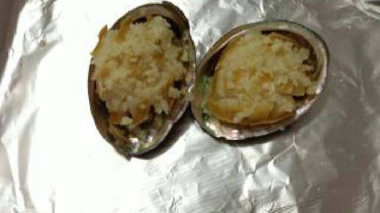 【芝士焗原壳鲍鱼】浓香美味,烤盘上放一张锡纸,摆上鲍鱼。洒上姜末和蒜蓉,洒少许盐,滴2滴<a style='color:red;display:inline-block;' href='/shicai/ 847'>香油</a>。
