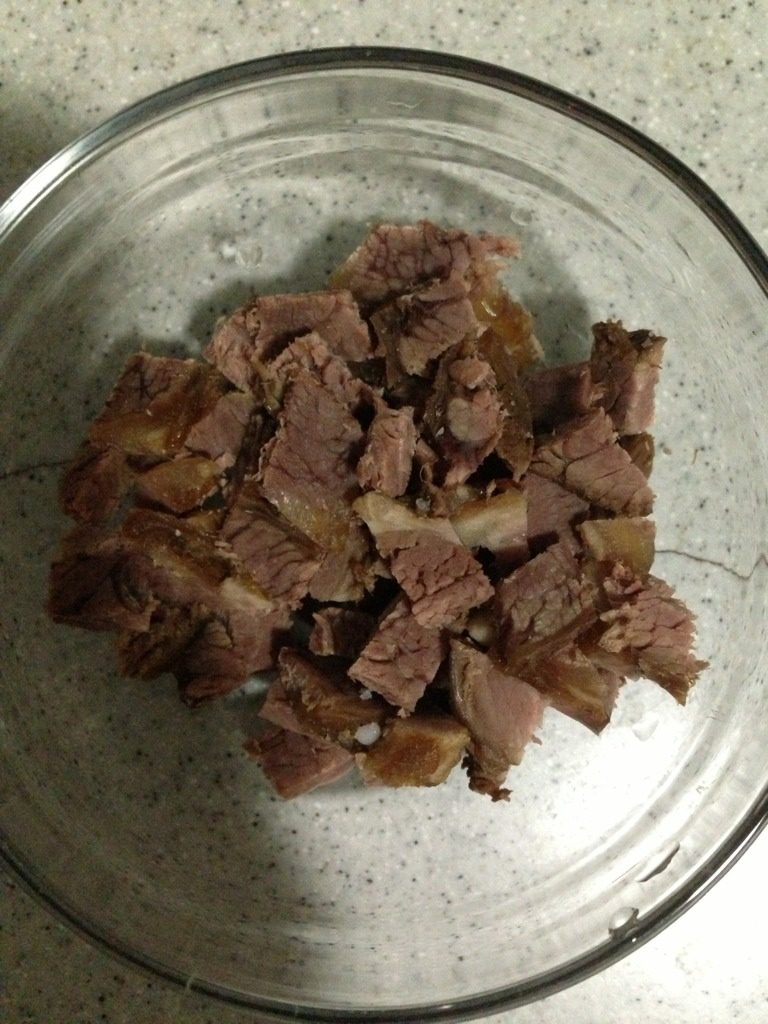 牛肉番茄意面,牛肉切丁备用,如图