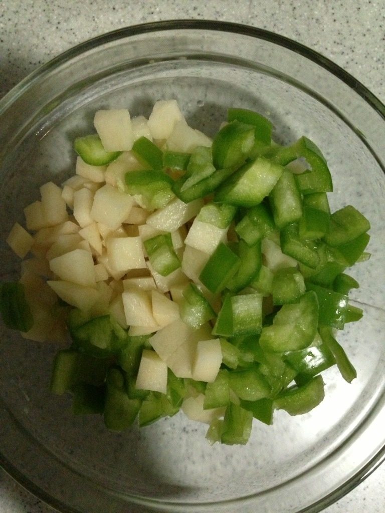 牛肉番茄意面,土豆,尖椒切丁备用,如图