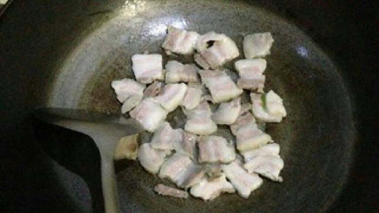 【还原笋小炒肉】,五花肉放入平底锅,中小火煎出油。