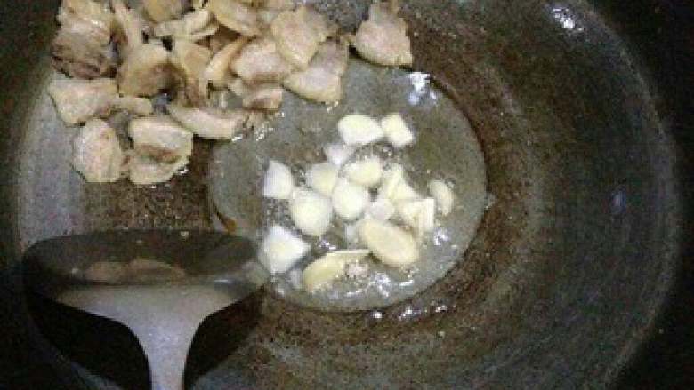 【还原笋小炒肉】,把煎出来太多的油剩出一些,剩一些炒香蒜片姜片。