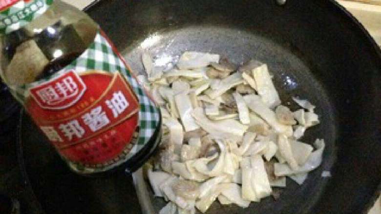 【还原笋小炒肉】,加入适量<a style='color:red;display:inline-block;' href='/shicai/ 692'>酱油</a>,不能太多,咸肉本来就有盐的。