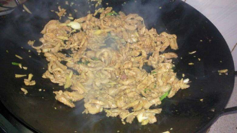 葱炒瘦肉,热热的油先放入姜和蒜爆一下, 把腌好的肉倒入翻炒,炒8分熟,再到入葱翻炒熟