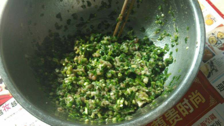 韭菜猪肉馅饼,<a style='color:red;display:inline-block;' href='/shicai/ 414'>猪肉</a>剁碎，<a style='color:red;display:inline-block;' href='/shicai/ 116'>韭菜</a>切碎，加入盐适量，<a style='color:red;display:inline-block;' href='/shicai/ 717'>味精</a>适量，2勺油，拌均匀