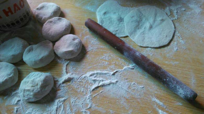 韭菜猪肉馅饼,和面，做成如图所示