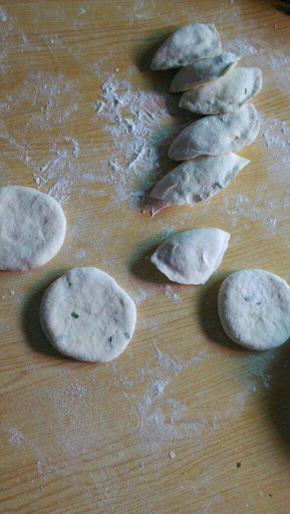 韭菜猪肉馅饼,根据习惯，包成馅饼或大煎饺形状都可以