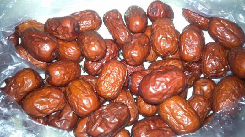 大补汤,洗净瘦肉，切成丁状，大红枣(如图)，麦冬，<a style='color:red;display:inline-block;' href='/shicai/ 673'>枸杞</a>，<a style='color:red;display:inline-block;' href='/shicai/ 25726'>桂圆干</a>泡嫩洗净备用