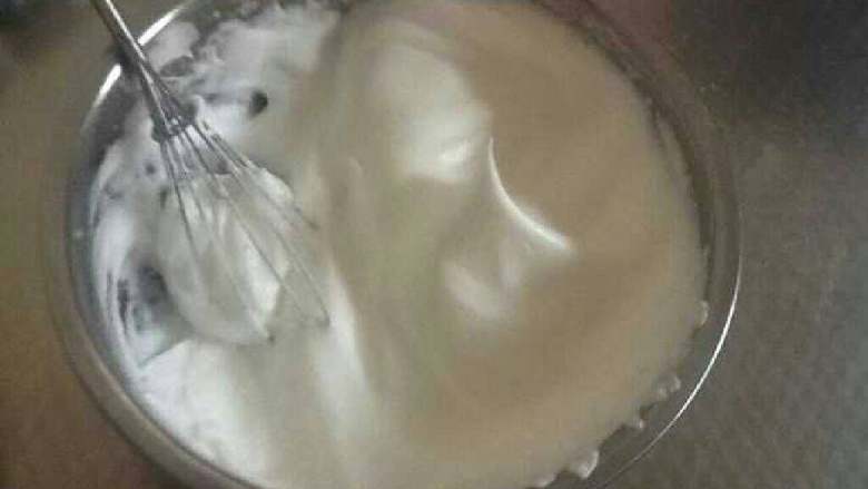 水果奶油蛋糕,如图,打成这样提起掉不下来为止