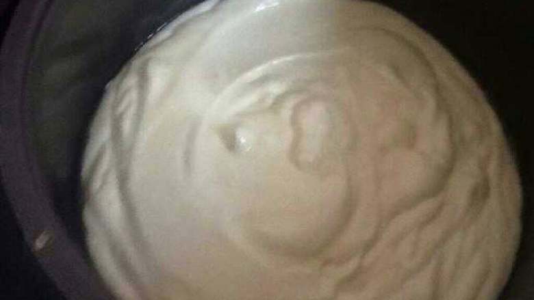 水果奶油蛋糕,翻拌均匀,再倒入热好的高压锅里,