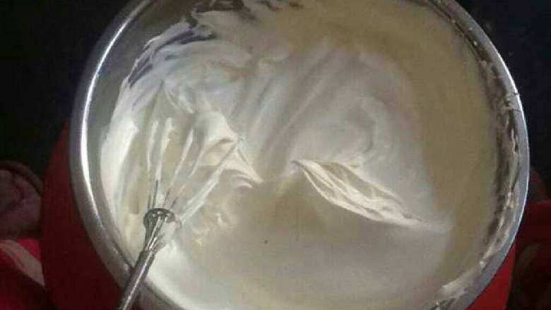 水果奶油蛋糕,继续加白糖打的浓稠,再加再打【这个过程很痛苦,没有电打蛋器,】