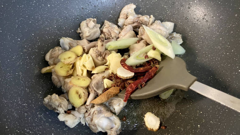 香菇烧鸭肉➕香菇山药烧鸭肉,加入姜片葱白和香料,中火炒出香味