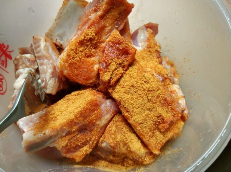 孜然味烤排骨,如图排骨洗净用厨房纸擦干水分,放入孜然味烤排骨粉