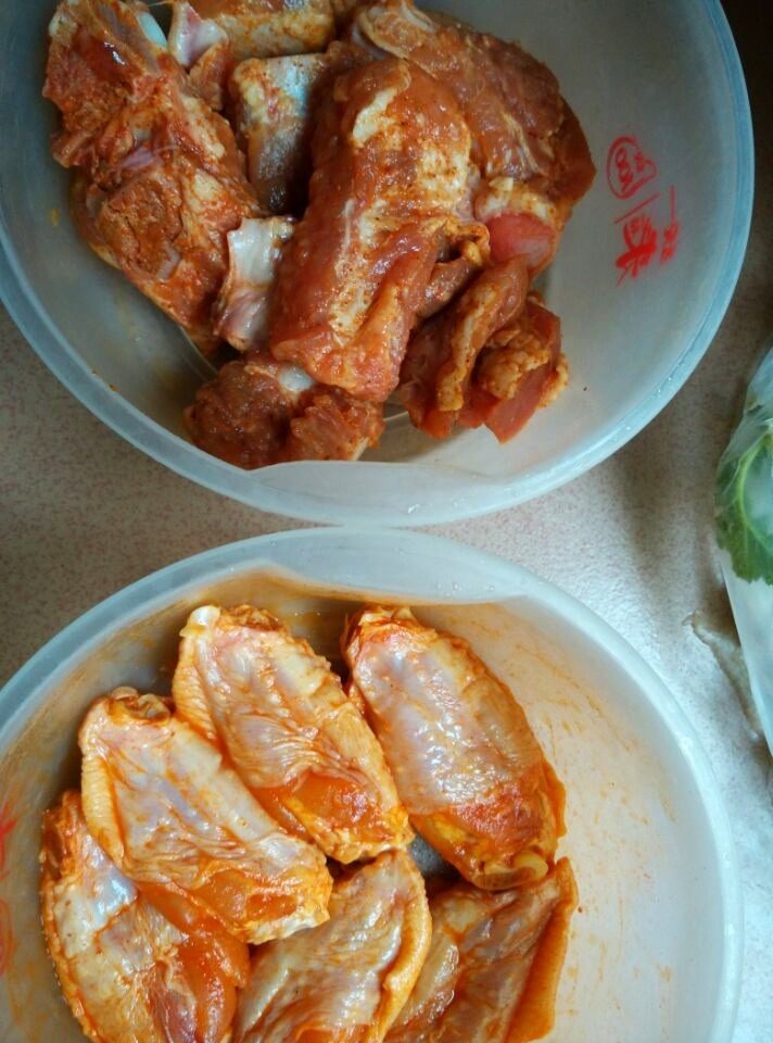 孜然味烤排骨,如图拌好后放入冰雪腌制过夜(我顺便腌制了些奥尔良鸡翅)