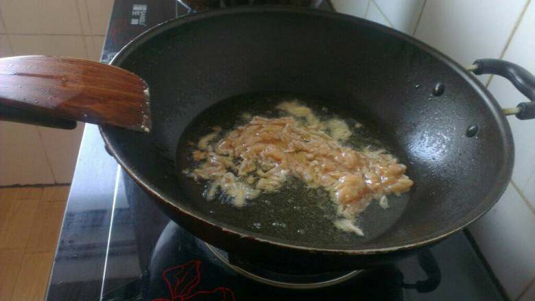 香辣鸡丝,炒锅放油烧热,下肉丝滑油捞出待用;