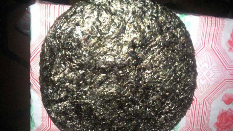 紫菜羹,将干紫菜放入清水中泡发，后晒干水分；