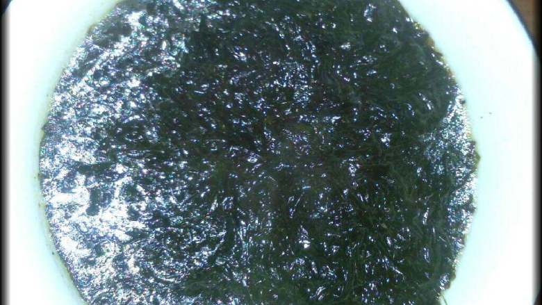 紫菜羹,将紫菜倒入锅内，先用大火煮沸，转为小火慢煮6至8分钟，加入盐、<a style='color:red;display:inline-block;' href='/shicai/ 788'>生抽</a>、食用油再煮一会儿，出锅，即可食用