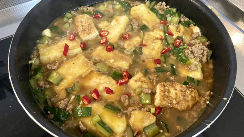 黄瓜烧豆腐,收到汤汁浓郁,撒小米辣煮半分钟即可出锅