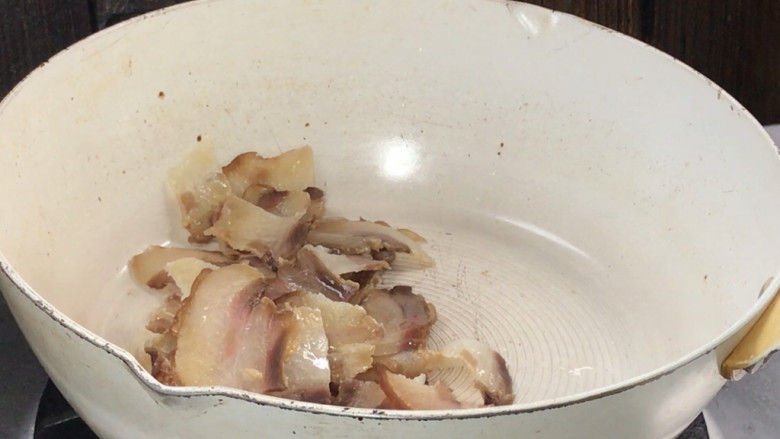 熏肉炒黄瓜,再起锅放入熏肉,煸炒至出油