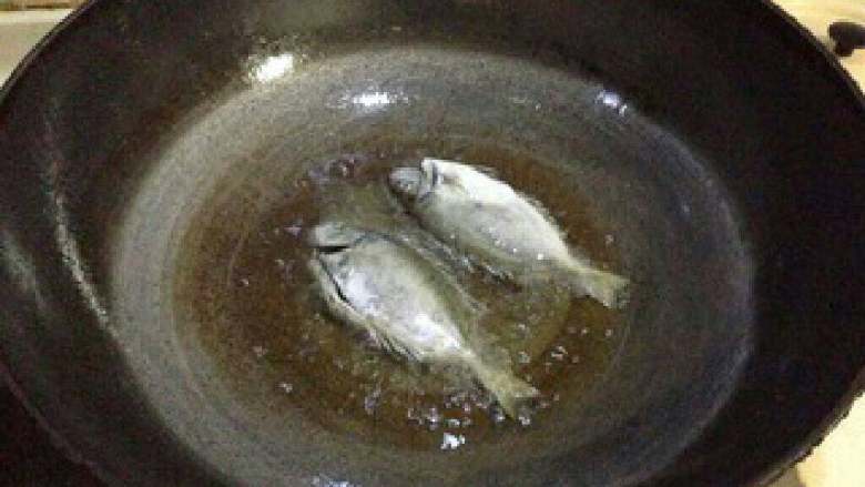 【潮汕美食】杂鱼鼎,锅内热油,用鱼把每一种小海鱼煎至两面金黄