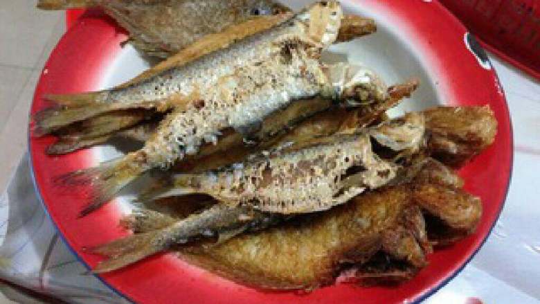 【潮汕美食】杂鱼鼎,把煎好的各类小海鱼捞出沥干油备着