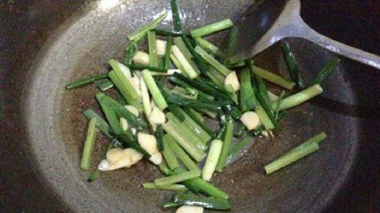 【潮汕美食】杂鱼鼎,把刚才煎过鱼的油多的剩出一些,剩下少量,放入葱、蒜苗、蒜头、姜、芹菜加点盐炒香。