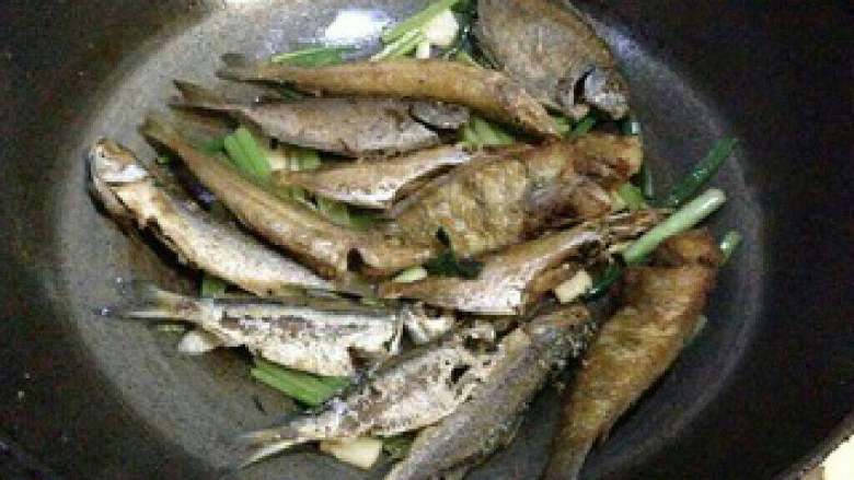 【潮汕美食】杂鱼鼎, 然后放入煎好的鱼,用小火再煎一会即可出锅摆盘。