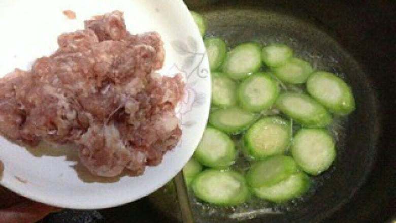 普宁炸豆干炒丝瓜,肉碎先用少量生粉搅一下会比较滑口,加入,这时候要加点盐,丝光碰盐会变更软,出水。然后兑水。