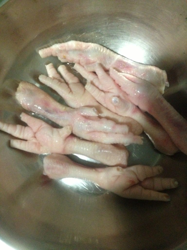 泡椒凤爪,将<a style='color:red;display:inline-block;' href='/shicai/ 89'>鸡爪</a>洗净，去掉指甲，如图