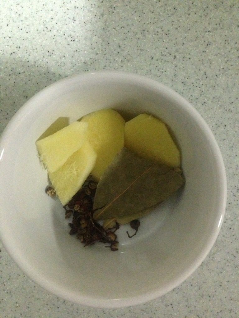 泡椒凤爪,姜片，花椒，香叶备用，如图