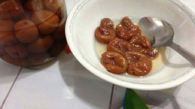 梅汁鸡蛋汤,取酸梅和梅汁适量,这个梅是我家婆自己制的,正啊。酸梅用汤匙压一下,酸味更加出得来。
