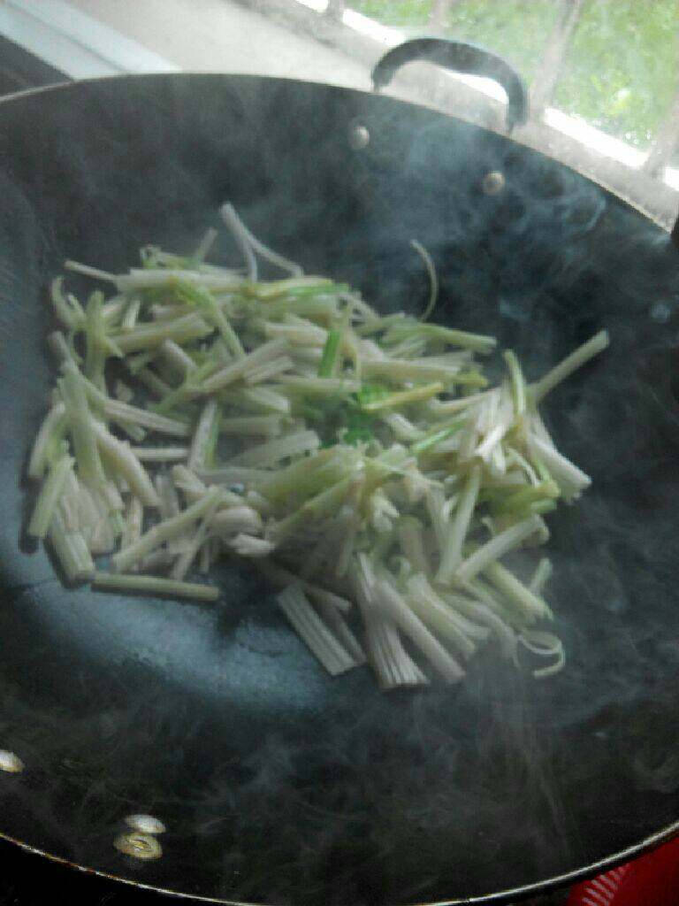 芹菜炒鸡蛋干,倒入芹菜翻炒3分钟