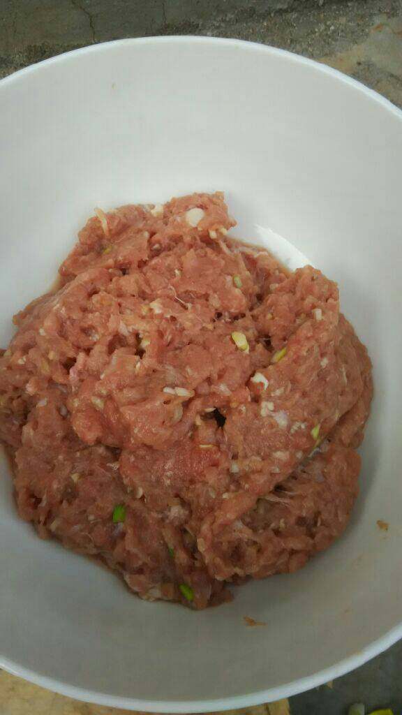 猪肉豆腐丸子,<a style='color:red;display:inline-block;' href='/shicai/ 3250'>葱</a><a style='color:red;display:inline-block;' href='/shicai/ 37'>姜</a>切末和<a style='color:red;display:inline-block;' href='/shicai/ 414'>猪肉</a>一起剁成肉泥