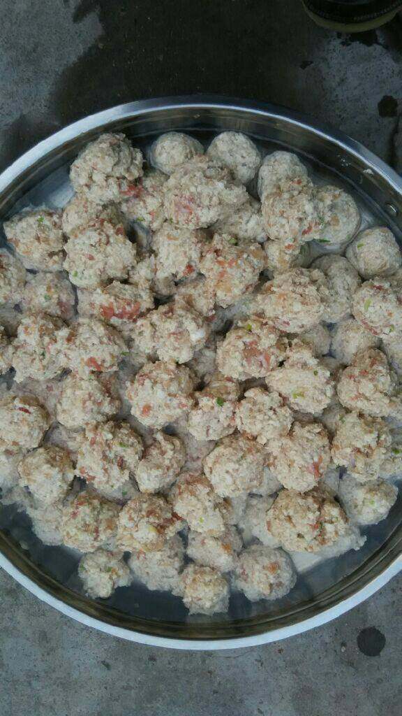 猪肉豆腐丸子,搓成圆型入锅，加水烧开即可