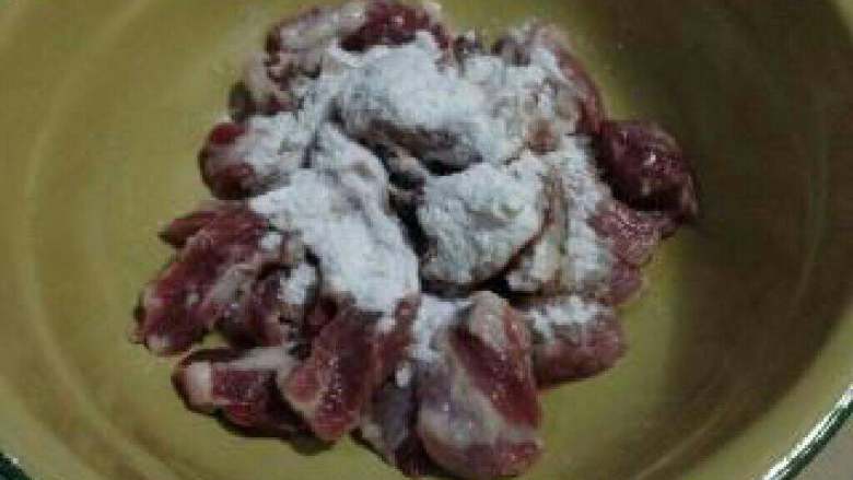 客家菜【土猪肉汤】,<a style='color:red;display:inline-block;' href='/shicai/ 34078'>土猪肉</a>用生粉和盐腌制半小时。