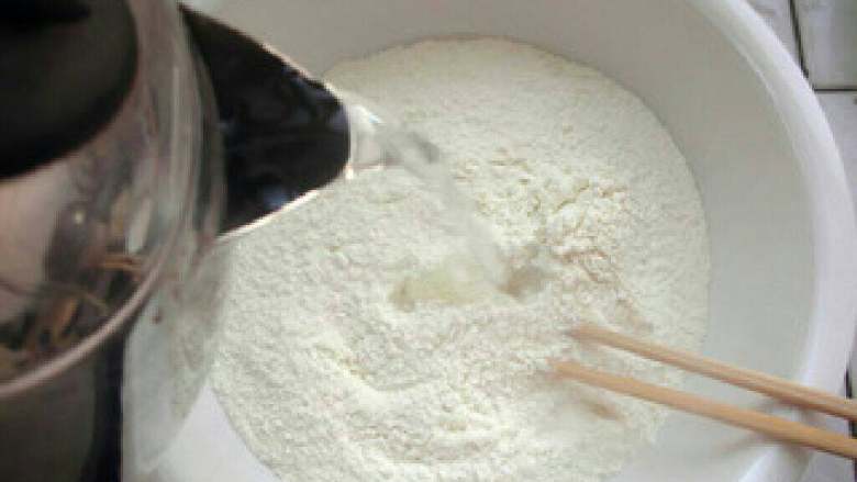 春饼, 用开水烫面,水一定要滚开。