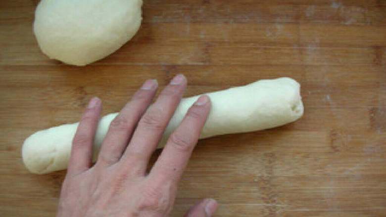 春饼,烙饼:把饧好的面团,揉匀后,揪成小剂子。