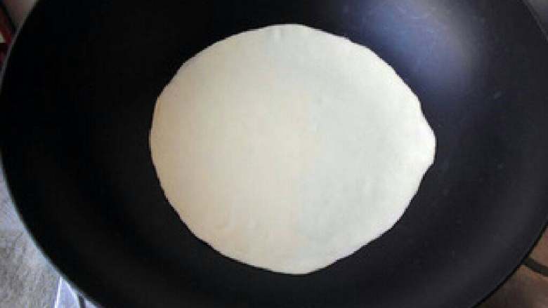 春饼, 把擀好的博饼放入锅内,小火烙制。