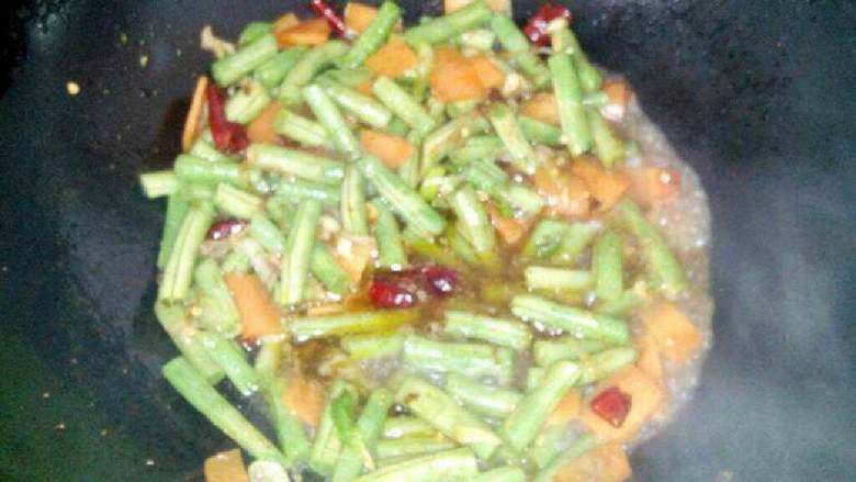 豆角蒸面,倒入豆角胡萝卜,加点花椒面,大香面,盐