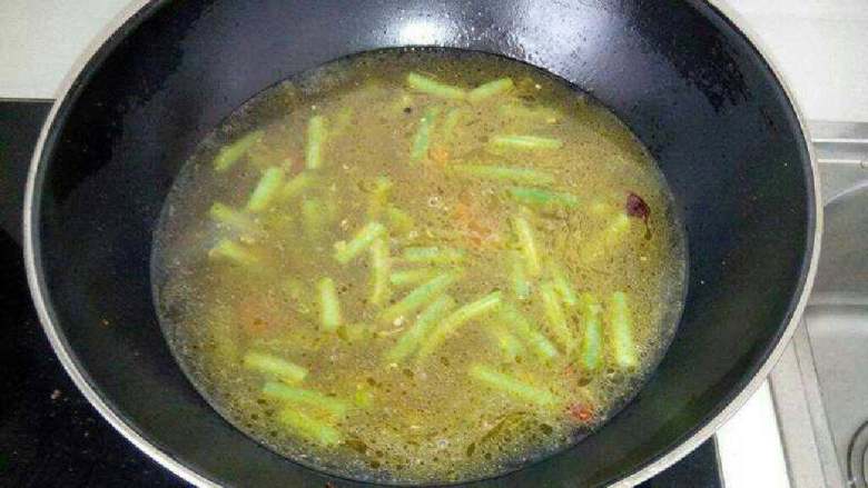豆角蒸面,加点水没过煮开,加点酱油