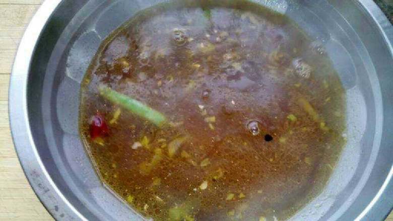 豆角蒸面,倒出一半汤汁放碗底,