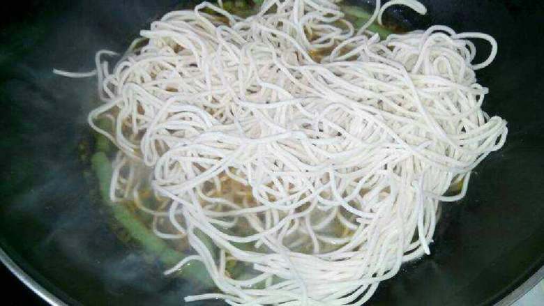 豆角蒸面,放入面条煮熟,