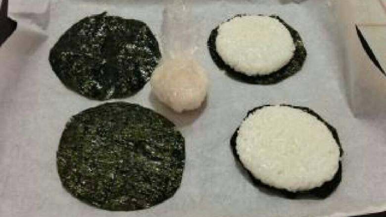 迷你米饭披萨,米饭用一张保鲜膜,先包成圆形,再压扁,放在海苔上。