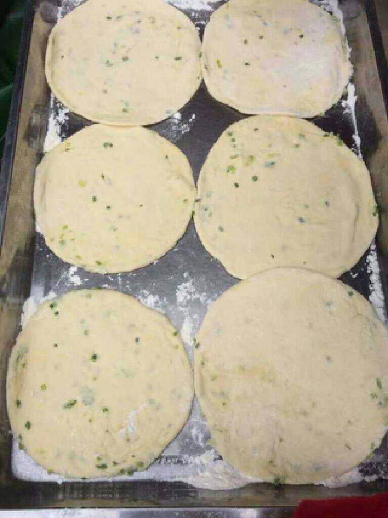 葱香炕饼,做好的样饼6-8个,依人数而定(新年人多哟!)